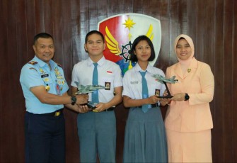 Danlanud Husein Sastranegara Kolonel Pnb Alfian bersama siswa sekolah Angkasa