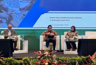 Dirjen Bangda Kemendagri Restuardy Daud saat memberikan sambutan 