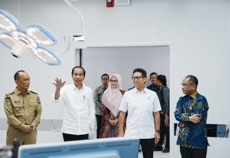 Presiden Joko Widodo saat meninjau fasilitas RS Wahidin Sudirohusodo Makassar, Jum'at (6/9)