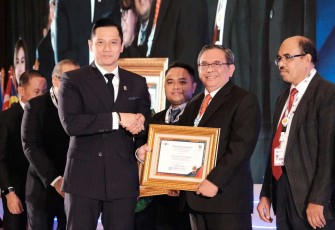 Menteri ATR/BPN Agus Harimurti Yudhoyono saat memberikan penghargaan 