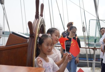 Antusias anak-anak kunjungi KRI Bima Suci saat sandar di Shanghai Naval Base, Cina