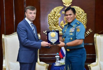 Kasal Laksamana TNI Muhammad Ali menerima cenderamata Dubes Federasi Rusia di Cilangkap Jakarta 