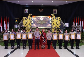 Kapolda Kalteng Irjen Pol Drs Djoko Poerwanto saat foto bersama polwan berprestasi 