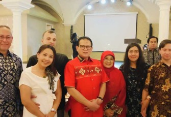 Prof Rokhmin Dahuri (baju merah)