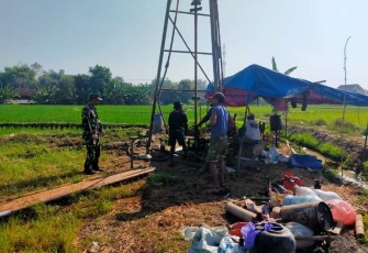 Pembuatan sumur bor irigasi pertanian warga desa binaan 