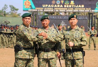 Pangdivif 2 Kostrad Mayjen TNI Anton Yuliantoro foto bersama Danyonkes 2 Kostrad usai sertijab 