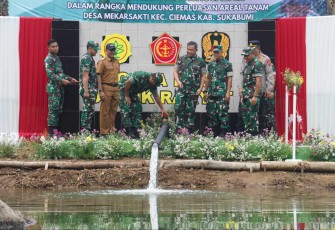 Pangkostrad Letjen TNI Mohamad Hasan saat mendampingi Kasad meresmikan program pipanisasi dam parit mekarsakti di Sukabumi, Senin (23/9)