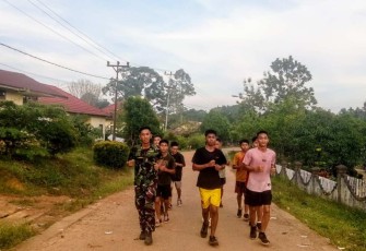 Pembinaan fisik lari bersama remaja rumah singgah di perbatasan 