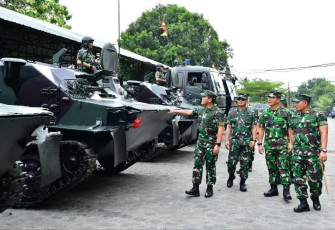 Kasal Laksamana TNI Muhammad Ali saat pengecekan kesiapan alutsista di Bumi Marinir Cilandak, Jakarta, Selasa (24/9)