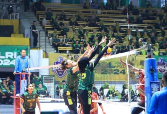 Tim bola voli putri Polda Jatim saat memblok smash di ajang turnamen bola voli Kapolri Cup 2024 di Gresik