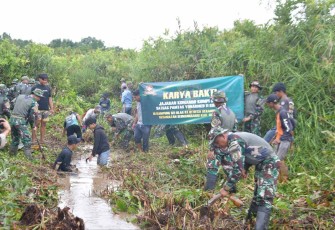 Karya bakti Satgas Yonarmed 11 Kostrad di perbatasan 