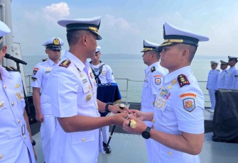 Dansat Kapal Eskorta Koarmada III Kolonel Laut (P) Binsar A S Sitorus saat menyerahkan tongkat komando KRI Fatahillah -361