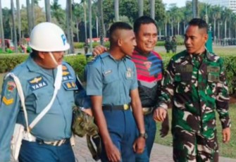 Perwira TNI AL Gadungan saat diamankan Puspom TNI AL di Monas Jakarta 