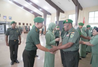 Kasdam XVIII Kasuari Brigjen TNI Yusuf Ragainaga saat memberikan ucapan selamat kenaikan pangkat prajuritnya