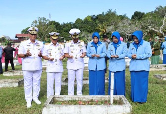 Ziarah dan tabur bunga