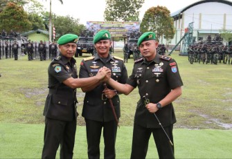 Pangdam XII/Tpr Mayjen TNI Iwan Setiawan foto bersama usai sertijab Danyonif 643/Wns, Kamis (17/10)