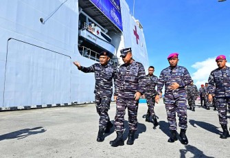 Kepala Staf Koarmada III Laksamana Pertama Singgih Sugiarto menerima pemaparan jelang melepas Satgas Port Visit 2024