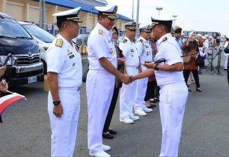 Pangkoarmada III Laksda TNI Hersan melepas keberangkatan KRI Bima Suci di Filipina 