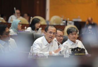 Menteri Transmigrasi (Mentrans) M Iftitah Sulaiman Suryanagara  Menteri Transmigrasi Iftitah Sulaiman, Wakil Menteri Transmigrasi Viva Yoga Mauladi, Sekjen Kemendes PDTT Taufik Madjid, mengikuti Rapat Kerja Komisi V DPR di Gedung Parlemen, Senayan, Jakarta, Selasa (05/11/2024). Agenda rapat ini realisasi anggaran dan tindak lanjut hasil pemeriksaan sementara BPK RI 