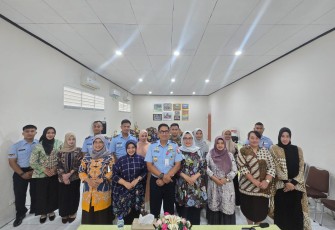 Danlanud Didampingi Ketua PIA Ardhya Garini Cabang 7/D.II Lanud Sultan Hasanuddin Berikan Bimbingan Perkawinan 