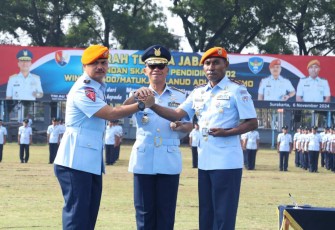 Danlanud Adi Soemarmo Marsma TNI Bambang Juniar Djatmiko foto bersama usai melantik Danskadik 402