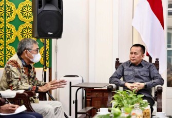 Pj Gubernur Sumut Agus Fatoni saat menerima pemaparan Ketua GAPKI Sumut