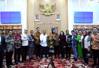 Menkop Budi Arie Setiadi foto bersama DPR RI Komisi VI fraksi PKS, di Jakarta 