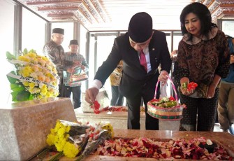 Menkop Budi Arie Setiadi ziarah dan tabur bunga di TPU Tanah Kusir, Jakarta, Minggu (10/11)