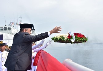 Tabur bunga peringati hari pahlawan di teluk Jakarta 