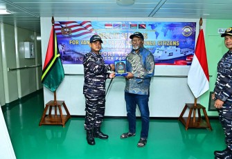 Komandan KRI dr. WSH-991 Kolonel Laut (P) Edi Herdiana memberikan cenderamata PM Vanuatu 
