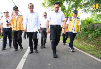 Menko Infra Agus Harimurti Yudhoyono saat meninjau inpres jalan daerah di Bali