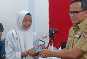 Wamendagri Bima Arya saat menyerahkan KTP pelajar SMA Amanatul Ummah, Surabaya, Selasa (12/11)