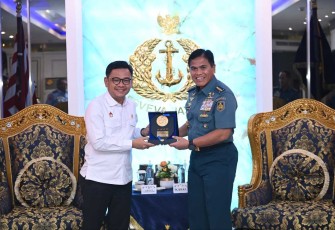 Kasal Laksamana TNI Muhammad Ali menerima cenderamata dari Gubernur Lemhanas di Jakarta 