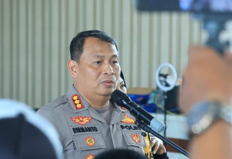 Kabid Humas Polda Jatim Kombes Dirmanto saat memberikan keterangan pers, Jum'at (15/11/24)
