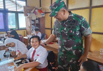 Danrem 121/Abw Brigjen TNI Luqman Arief bersama siswa dalam makan sehat bergizi, Senin (18/11)