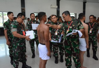 Danrem 023/KS Kolonel Inf Jansen P Nainggolan saat sidang parade