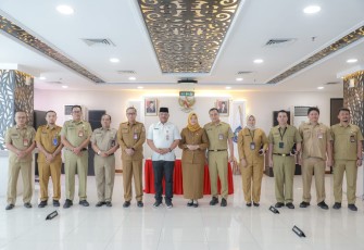 Dirjen Bina Adwil Dr Safrizal ZA foto bersama usai lantik pejabat di Jakarta, Selasa (19/11)