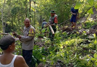 Pembersihan material longsor di wilayah desa binaan 