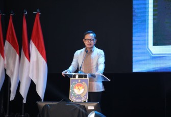Wamendagri Bima Arya saat memberikan sambutan dalam rakornas Dukcapil di Jakarta, Kamis (21/11)