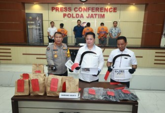 Kabid Humas Polda Jatim Kombes Dirmanto saat memberikan keterangan pers 