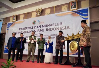 Wamenkop Ferry Juliantono saat membuka rakernas dan munaslub Perhimpunan BMT Indonesia di Padang, Sumbar, Kamis (21/11)