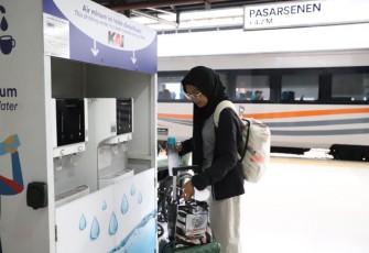 Dispenser air PT KAI di Stasiun Pasar Senen, Jakarta 