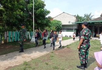 Latihan upacara di sekolah desa binaan 