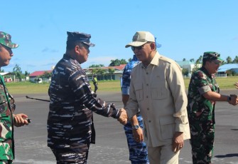 Pangkoarmada III Laksda TNI Hersan saat menyambut Menhan RI Letjen TNI (Purn) Syafrie Sjamsoeddin di Bandara Pitu Morotai, Maluku Utara