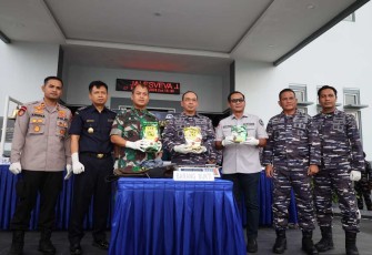 Konferensi pers pengungkapan penyelundupan sabu di Lantamal VI Batam