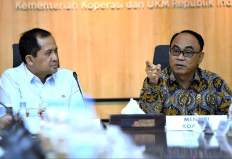 MenkopUKM Budi Ari bersama Mentrans Iftitah Sulaiman Suryanegara di Jakarta, Senin (25/11)