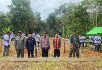 Pemasangan patok pembangunan di perbatasan 
