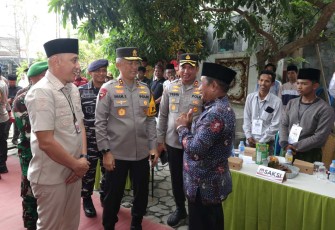 Kapolda Jatim Irjen Pol Imam Sugianto mengunjungi TPS di wilayah Jawa Timur, Rabu (27/11)