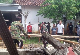Bantu pembersihan puing rumah warga binaan 