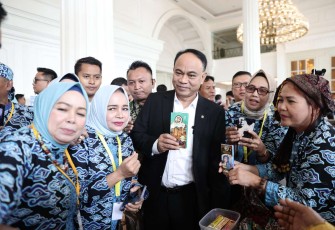 Menkop Budi Arie Setiadi foto bersama dalam rakernas HIPPI di Jakarta, Senin (2/12)
